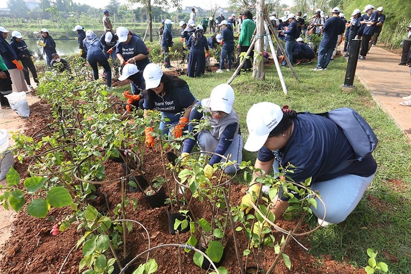 100 Relawan Tanam Ratusan Pohon Salix dan Bugenvil di Taman Waduk Lebak Bulus - Bagian 5