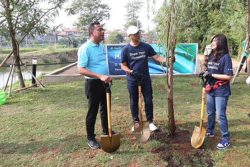 100 Relawan Tanam Ratusan Pohon Salix dan Bugenvil di Taman Waduk Lebak Bulus - Bagian 1