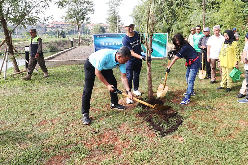 100 Relawan Tanam Ratusan Pohon Salix dan Bugenvil di Taman Waduk Lebak Bulus - Bagian 2