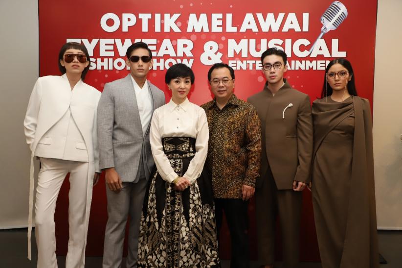Tampilkan Koleksi Kacamata Terbaru, Optik Melawai Gelar Eyewear Fashion Show - Bagian 1