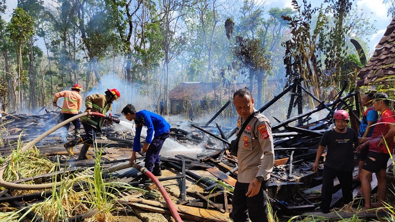 title Kebakaran Rumah di Gunungkidul, Uang Rp35 Juta Hasil Jual Ternak Ludes Kebakaran Rumah di Gunungkidul, Uang Rp35 Juta Hasil Jual Ternak Ludes