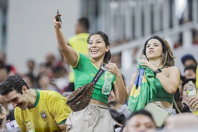 Potret Perempuan Seksi Pendukung Timnas Brasil Bikin Gagal Fokus Penonton di JIS - Bagian 1