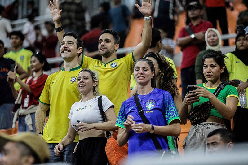 Potret Perempuan Seksi Pendukung Timnas Brasil Bikin Gagal Fokus Penonton di JIS - Bagian 5