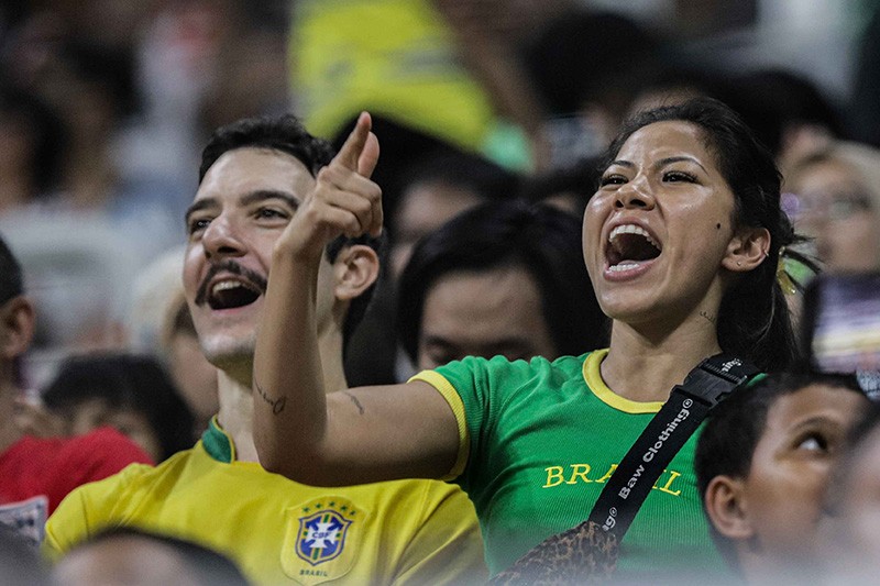 Potret Perempuan Seksi Pendukung Timnas Brasil Bikin Gagal Fokus Penonton di JIS - Bagian 4