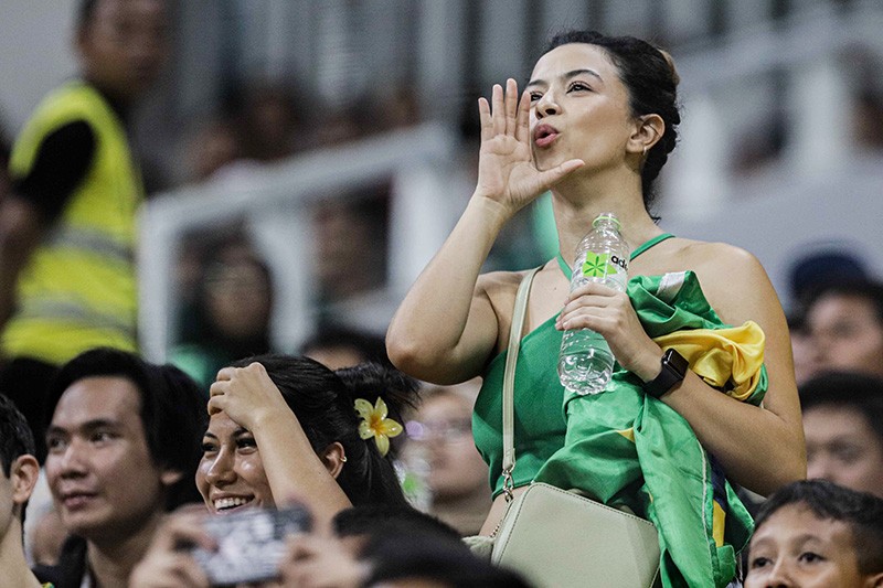 Potret Perempuan Seksi Pendukung Timnas Brasil Bikin Gagal Fokus Penonton di JIS - Bagian 3