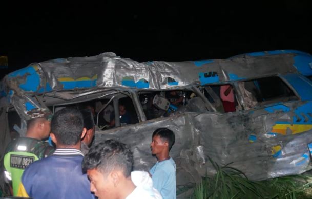 Kecelakaan Maut di Lumajang, Minibus Elf Tertabrak KA Probowongi, Diduga Banyak Korban Jiwa