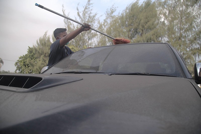 Gunung Dokuno Erupsi, Abu Vulkanik Menyelimuti Permukiman di Halmahera Utara - Bagian 1