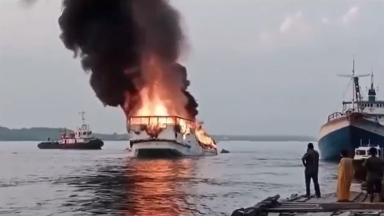 title Kapal Bermuatan Pupuk dan Sembako Terbakar di Dermaga Perairan Kumai Kalteng Kapal Bermuatan Pupuk dan Sembako Terbakar di Dermaga Perairan Kumai Kalteng