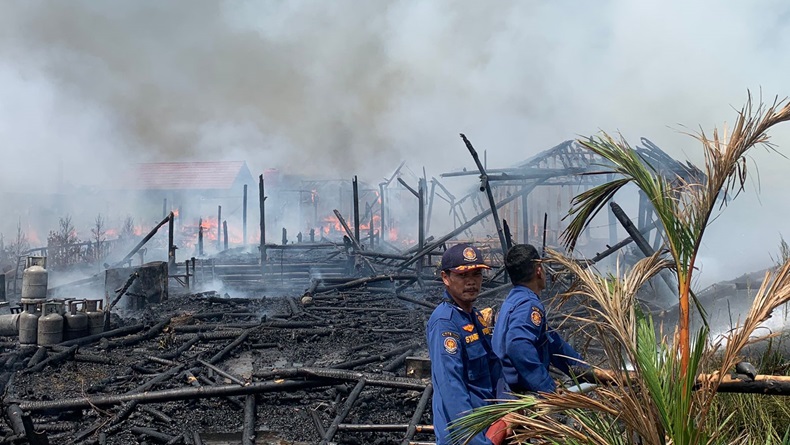 Rumah Makan Saung Kabogoh Karawang Terbakar, Bangunan Ludes Tak Bersisa