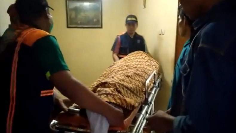 Keluarga Korban Elf Ditabrak KA Probowangi Histeris Terima Jenazah di Rumah Duka