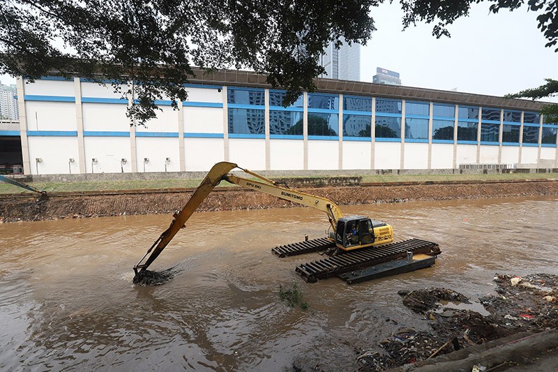 Pengerukan Lumpur Kali Ciliwung Antisipasi Banjir saat Musim Hujan - Bagian 3