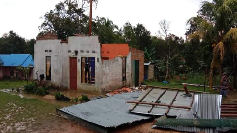 Rumah Warga di Belitung Timur Porak-poranda Diterpa Angin Puting Beliung 