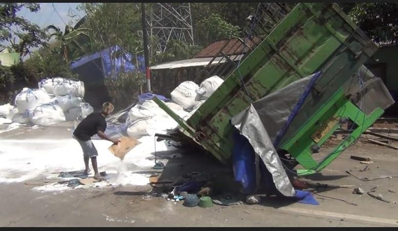  Kecelakaan Truk Tabrak Pengendara Motor dan Pedagang di Jalur Pantura Batang, 2 Orang Luka Berat