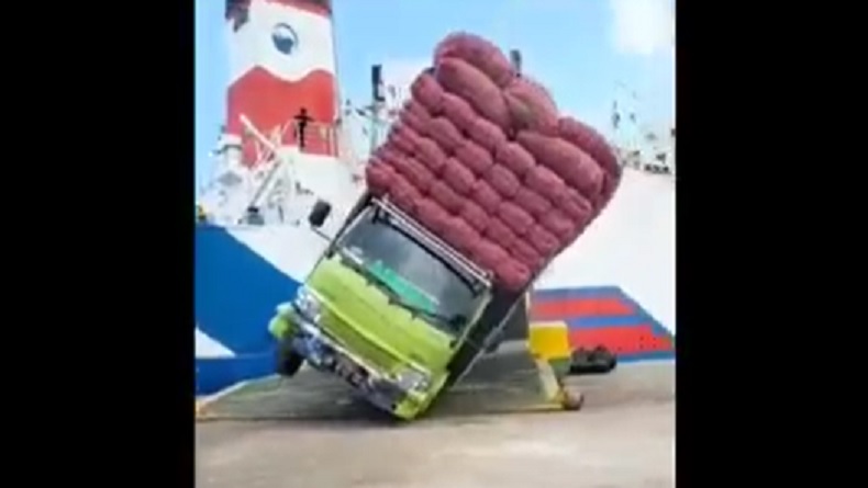 Detik-Detik Truk Angkut Bawang Merah Terguling saat Masuki Kapal di Pelabuhan Nusantara