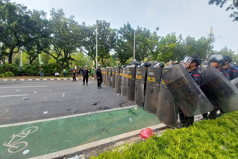 Situasi Memanas Jelang Pengumuman UMP 2024, Massa Rusak Pagar Balai Kota DKI Jakarta - Bagian 4