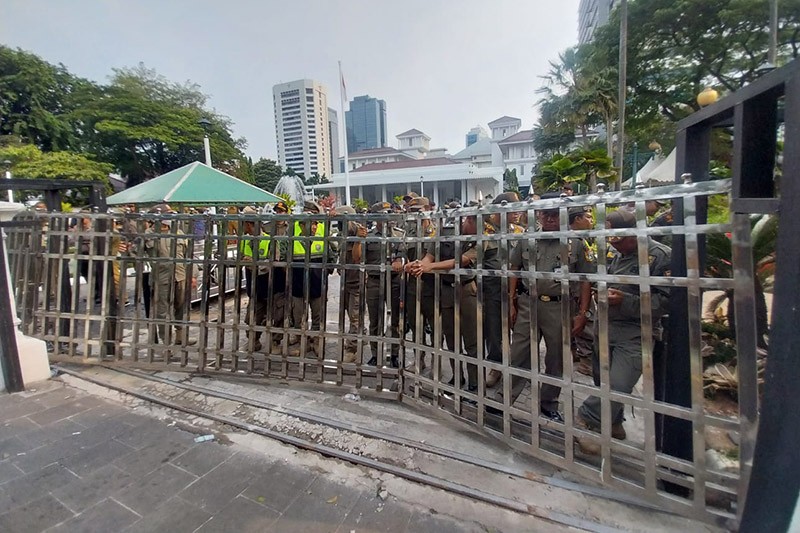 Situasi Memanas Jelang Pengumuman UMP 2024, Massa Rusak Pagar Balai Kota DKI Jakarta - Bagian 2