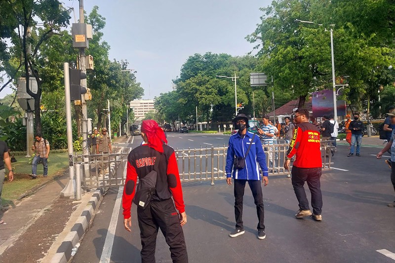 Situasi Memanas Jelang Pengumuman UMP 2024, Massa Rusak Pagar Balai Kota DKI Jakarta - Bagian 5