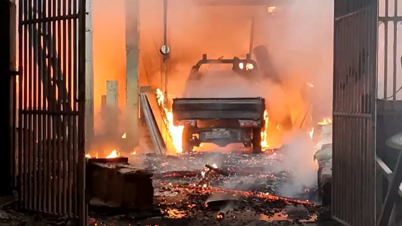 Kebakaran Toko Bangunan di Mojokerto, Isi Gudang dan Mobil Pikap Hangus