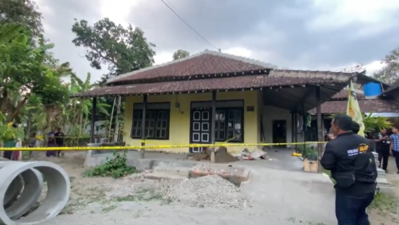 title Warga Blitar Digemparkan Temuan Kerangka Manusia Dicor Dalam Rumah, Diduga Perempuan Warga Blitar Digemparkan Temuan Kerangka Manusia Dicor Dalam Rumah, Diduga Perempuan