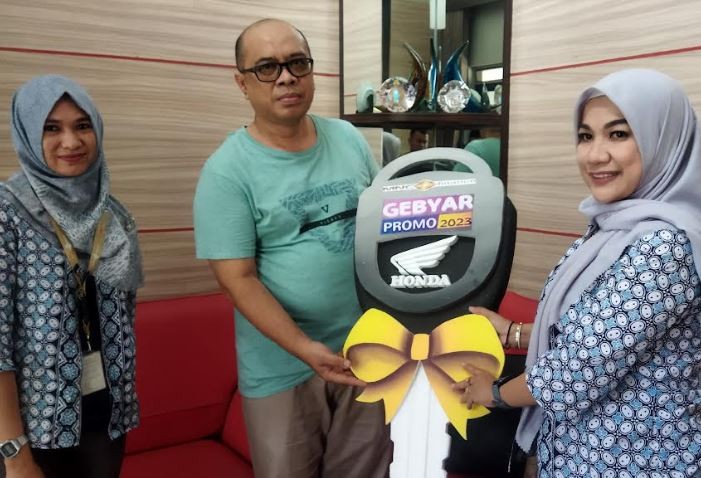 Gebyar Promo 2023, MNC Finance Serahkan Hadiah Motor ke Nasabah di Malang