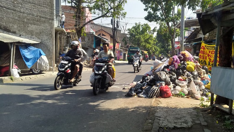 Tumpukan Sampah di Jalan Rusak Citra Kabupaten Bandung sebagai Tuan Rumah Piala Dunia U-17