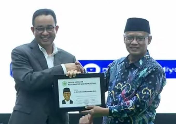 Dialog Terbuka di UMS, Anies-Cak Imin Dapat KTA Kehormatan Muhammadiyah