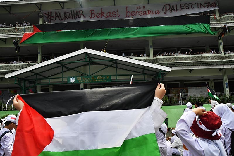 Pelajar Bekasi Kibarkan Bendera Palestina Ukuran Raksasa - Bagian 2