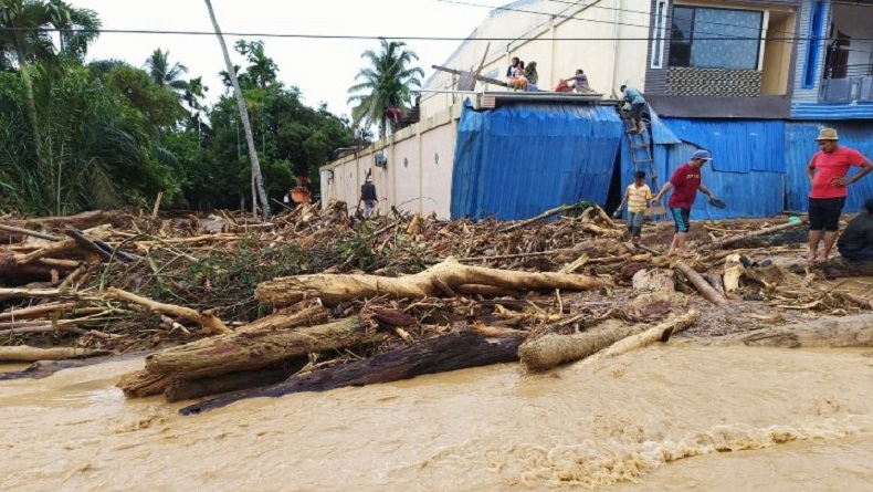 title Banjir Bandang Terjang Aceh Selatan, Material Kayu Terseret Arus Rusak Ratusan Rumah Banjir Bandang Terjang Aceh Selatan, Material Kayu Terseret Arus Rusak Ratusan Rumah