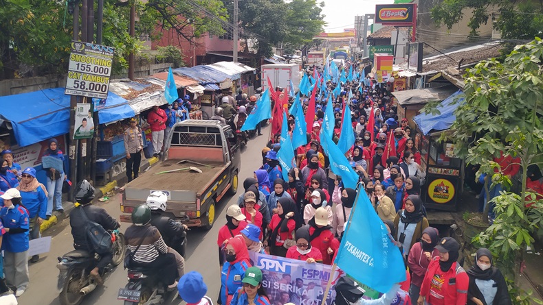 Tuntut Upah Naik 25 Persen, Buruh Cimahi Long March di Kawasan Industri