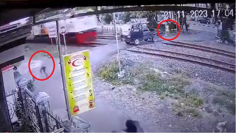 Detik-Detik Pikap Ditabrak Kereta di Lamongan, Sopir dan Kernet Keluar Secepat Kilat