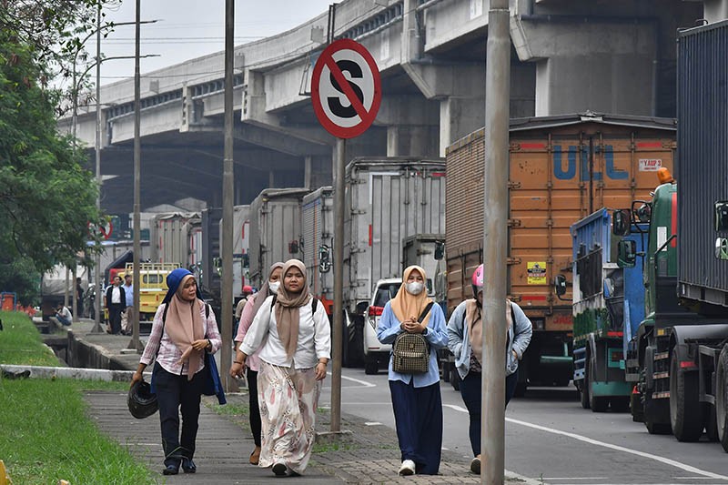 Nasib Warga Terdampak Macet Total di Cikarang karena Demo Buruh - Bagian 3