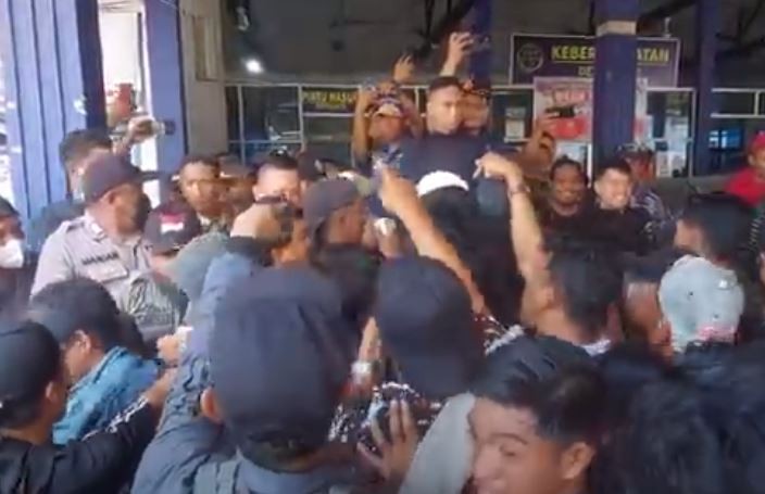 Nekat Masuk Kapal Tanpa Tiket, Kader HMI Bentrok dengan Buruh Kapal di Baubau
