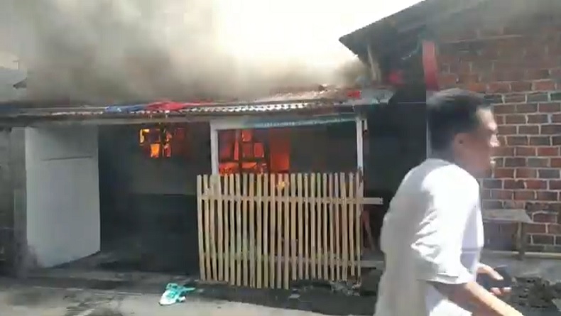 title Kebakaran di Permukiman Padat Kota Manado, 10 Rumah Hangus Kebakaran di Permukiman Padat Kota Manado, 10 Rumah Hangus