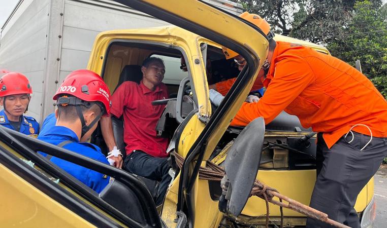 Kecelakaan Truk Tabrak Truk Pasir Di Jalan Raya Yogyakarta-Magelang ...