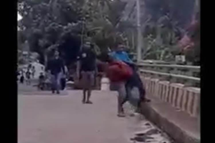 Viral Perkelahian Warga Lima Puluh Kota Korban Dilempar Dari Atas Jembatan