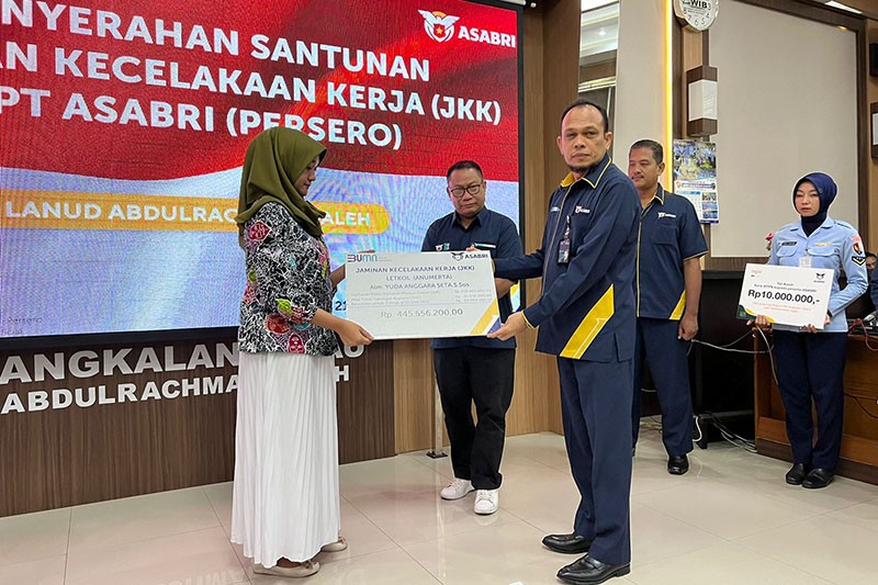 Penyerahan Santunan kepada Keluarga Prajurit TNI Gugur akibat Kecelakaan Pesawat dan Korban KKB - Bagian 3