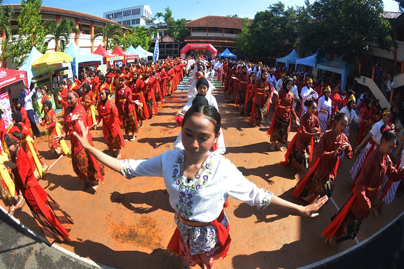 Kompaknya Ratusan Siswa SMPN 27 Tampil Luwes Menari Gambang Semarang - Bagian 1