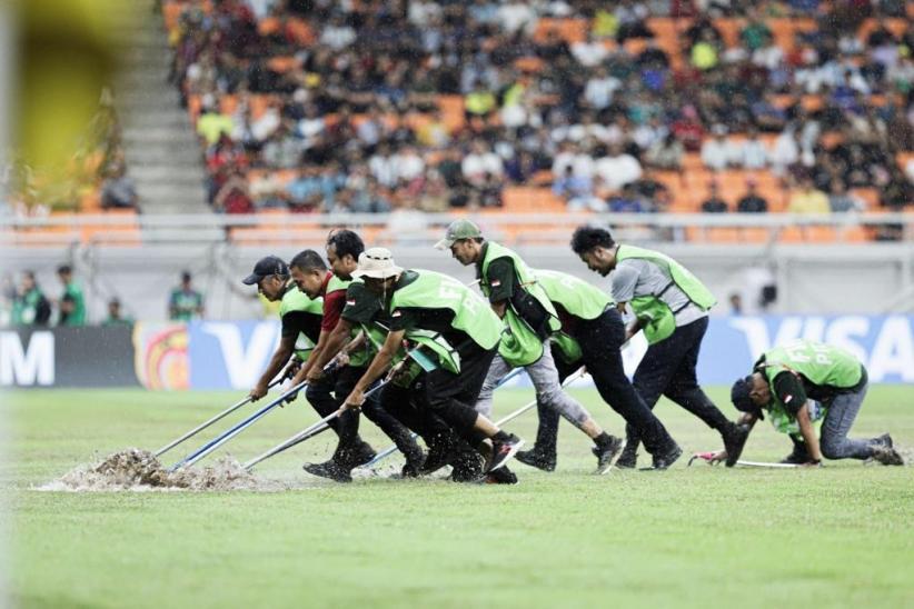Gerak Cepat Petugas Keringkan Lapangan JIS Tergenang Air akibat Hujan Deras, Penonton Tepuk Tangan - Bagian 1