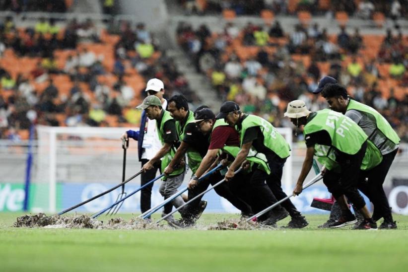 Gerak Cepat Petugas Keringkan Lapangan JIS Tergenang Air akibat Hujan Deras, Penonton Tepuk Tangan - Bagian 3