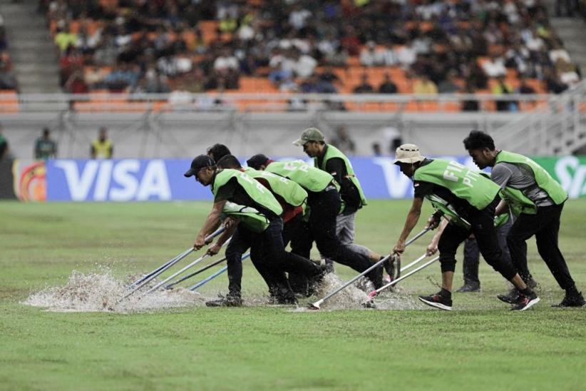Gerak Cepat Petugas Keringkan Lapangan JIS Tergenang Air akibat Hujan Deras, Penonton Tepuk Tangan - Bagian 2