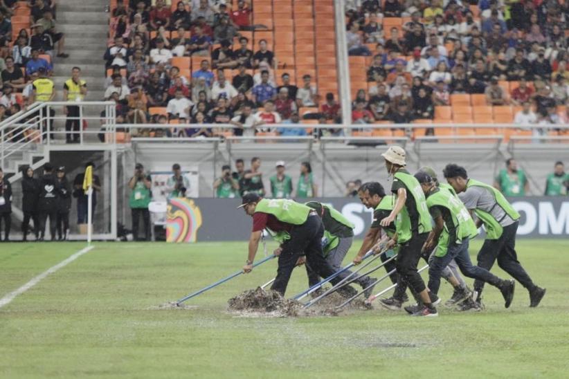 Gerak Cepat Petugas Keringkan Lapangan JIS Tergenang Air akibat Hujan Deras, Penonton Tepuk Tangan - Bagian 4