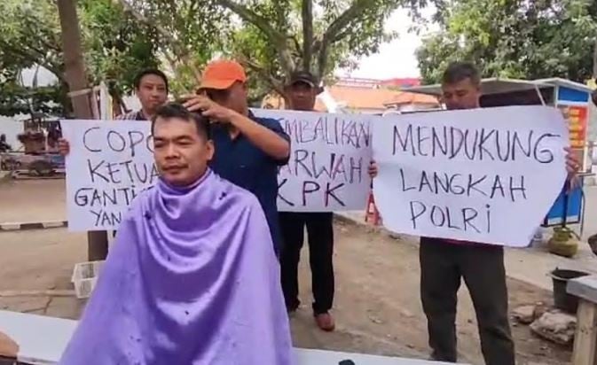 Ketua KPK Firli Bahuri Jadi Tersangka, Aktivis Antikorupsi di Brebes Cukur Gundul