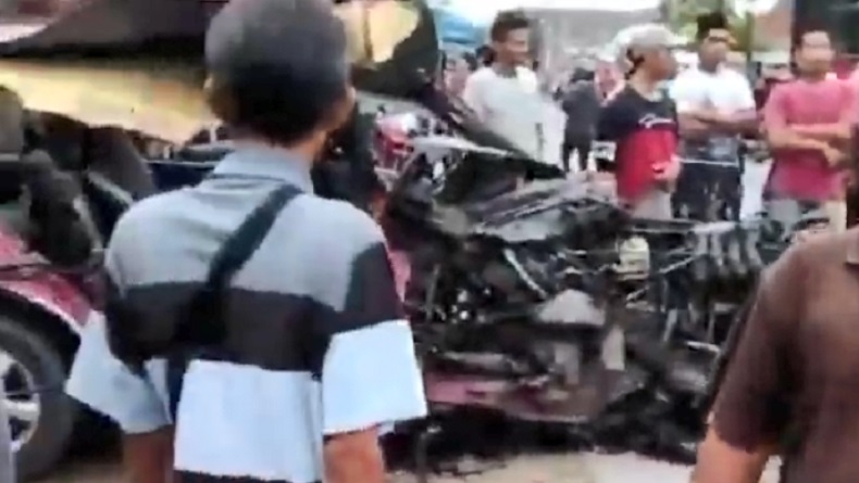 Kecelakaan Beruntun Minibus Rombongan Pengantin Dengan 3 Kendaraan Di ...