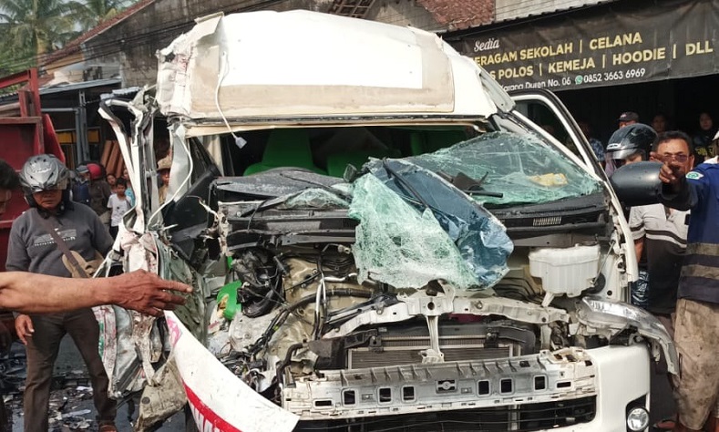 Kecelakaan di Malang, Mobil Ambulans Adu Banteng dengan Truk Oksigen, 3 Orang Luka 