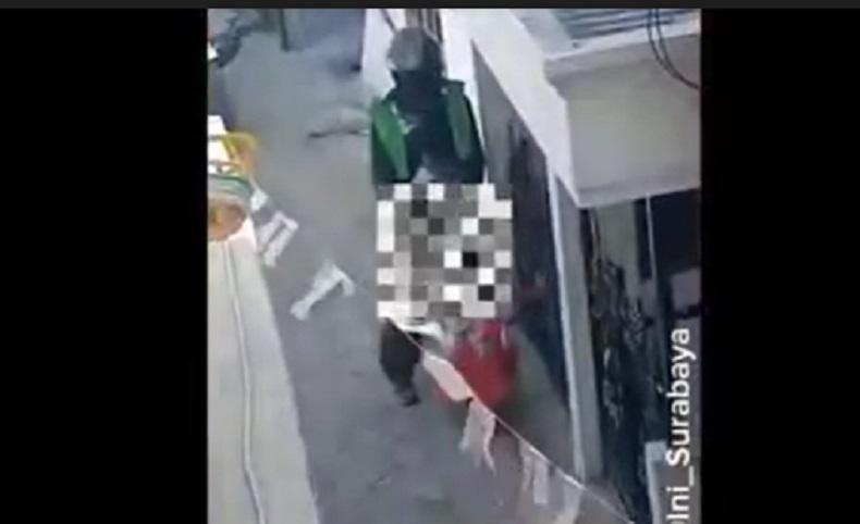 title Viral Ojol di Surabaya Pamer Kemaluan lalu Paksa Bocah 4 Tahun Pegang Viral Ojol di Surabaya Pamer Kemaluan lalu Paksa Bocah 4 Tahun Pegang