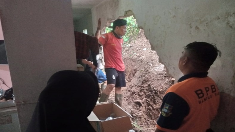 Rumah di KBB Jebol Diterjang Longsor, Begini Keadaan Penghuninya