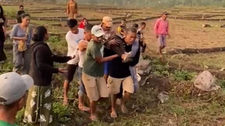 title Tragis 3 Orang Tewas Tersambar Petir di Gowa, Keluarga Histeris Tragis 3 Orang Tewas Tersambar Petir di Gowa, Keluarga Histeris