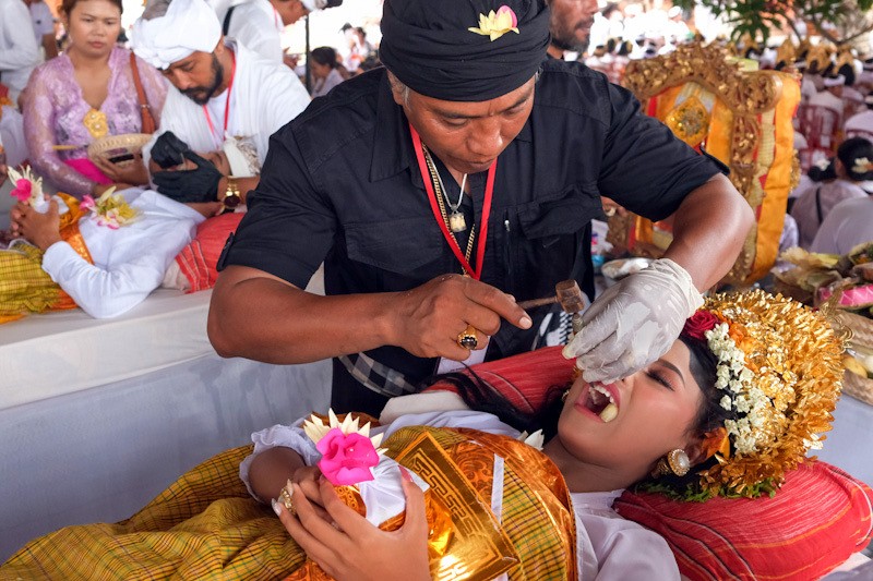 204 Umat Hindu Ikuti Ritual Potong Gigi di Bali - Bagian 1