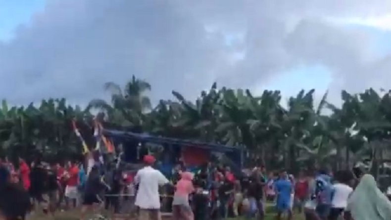 title Final Laga Sepak Bola Antarkampung Berakhir Ricuh di Halmahera Barat, Pelatih Babak Belur Final Laga Sepak Bola Antarkampung Berakhir Ricuh di Halmahera Barat, Pelatih Babak Belur