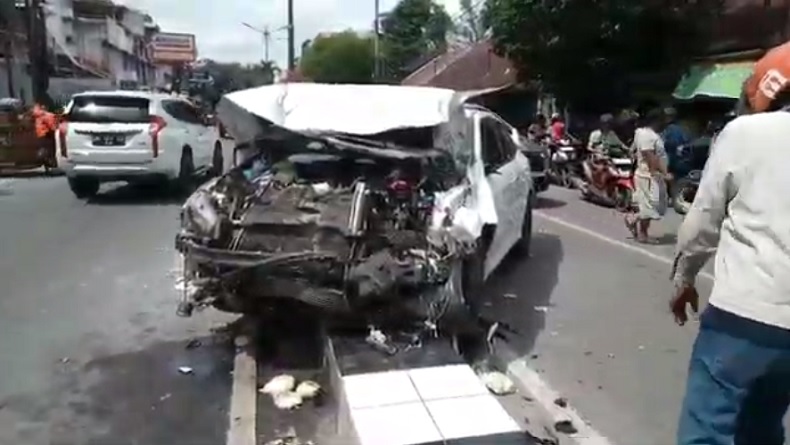 Kecelakaan di Medan, Mobil Sport Honda Civic Tabrak Pikap hingga Lompati Pembatas Jalan